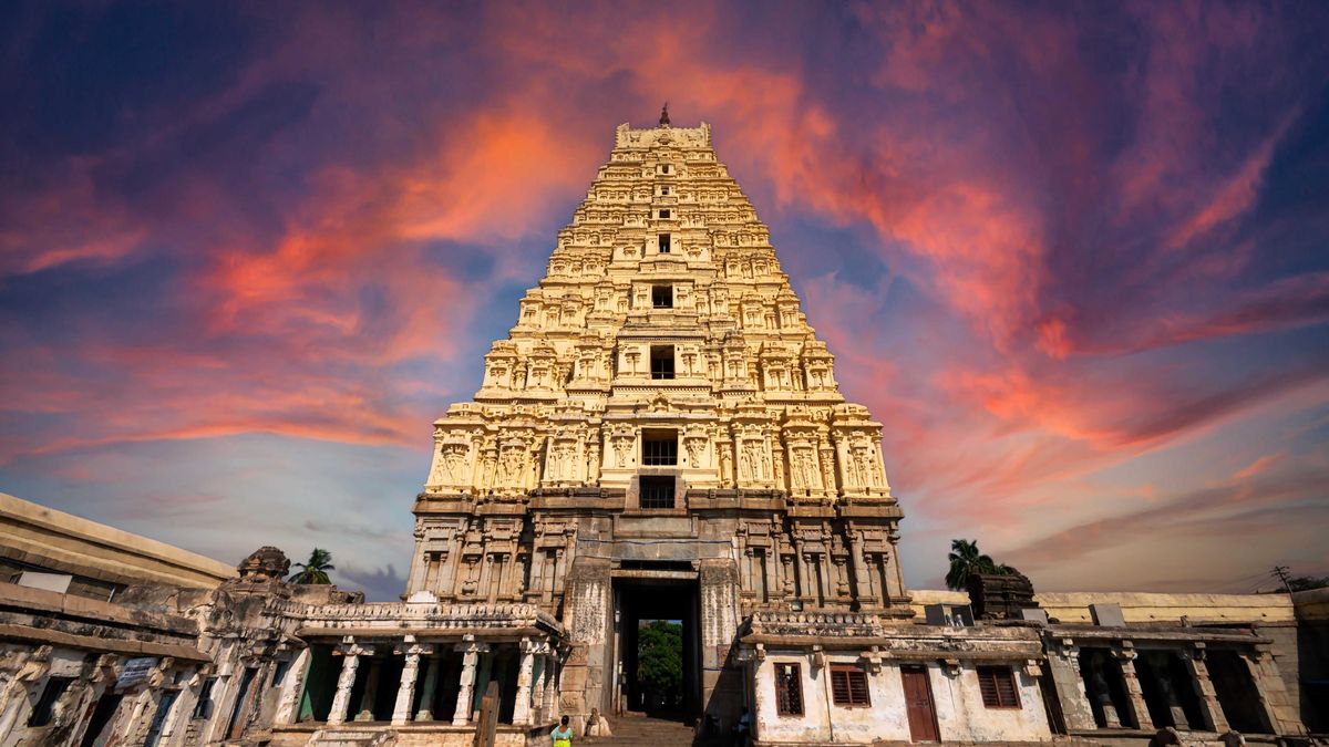 Žádný zlatý věk netrvá věčně. Salman Rushdie píše o bájné říši